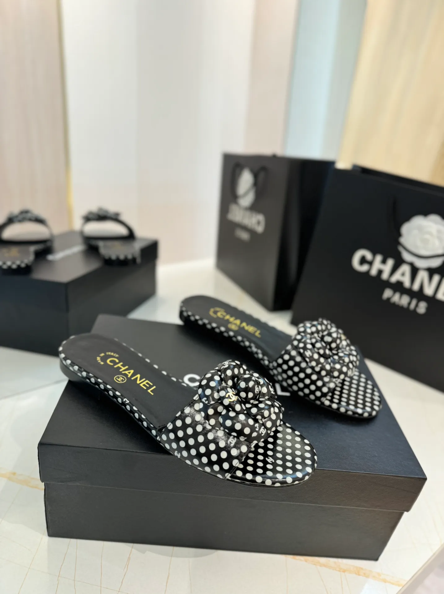 👟👟Ex-factory price 520👟👟 Purchasing agent Chanel 24C new spring and summer camellia hollow slippers series This season’s camellia series is really beautiful, with the usual elegant ladylike temperament of Grandma Xiang’s family, full of high-end sense! It’s very nice on the feet~ Whether worn barefoot or paired with skirts or trousers, it’s very versatile! Incomparably beautiful! Specially made of imported lambskin for the upper, mixed sheepskin for the lining, Italian grade A genuine leather outsole Size: #35-39 (40/41 customized)